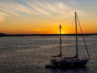 Sonnenuntergang mit Segelboot am Douro Ästuar